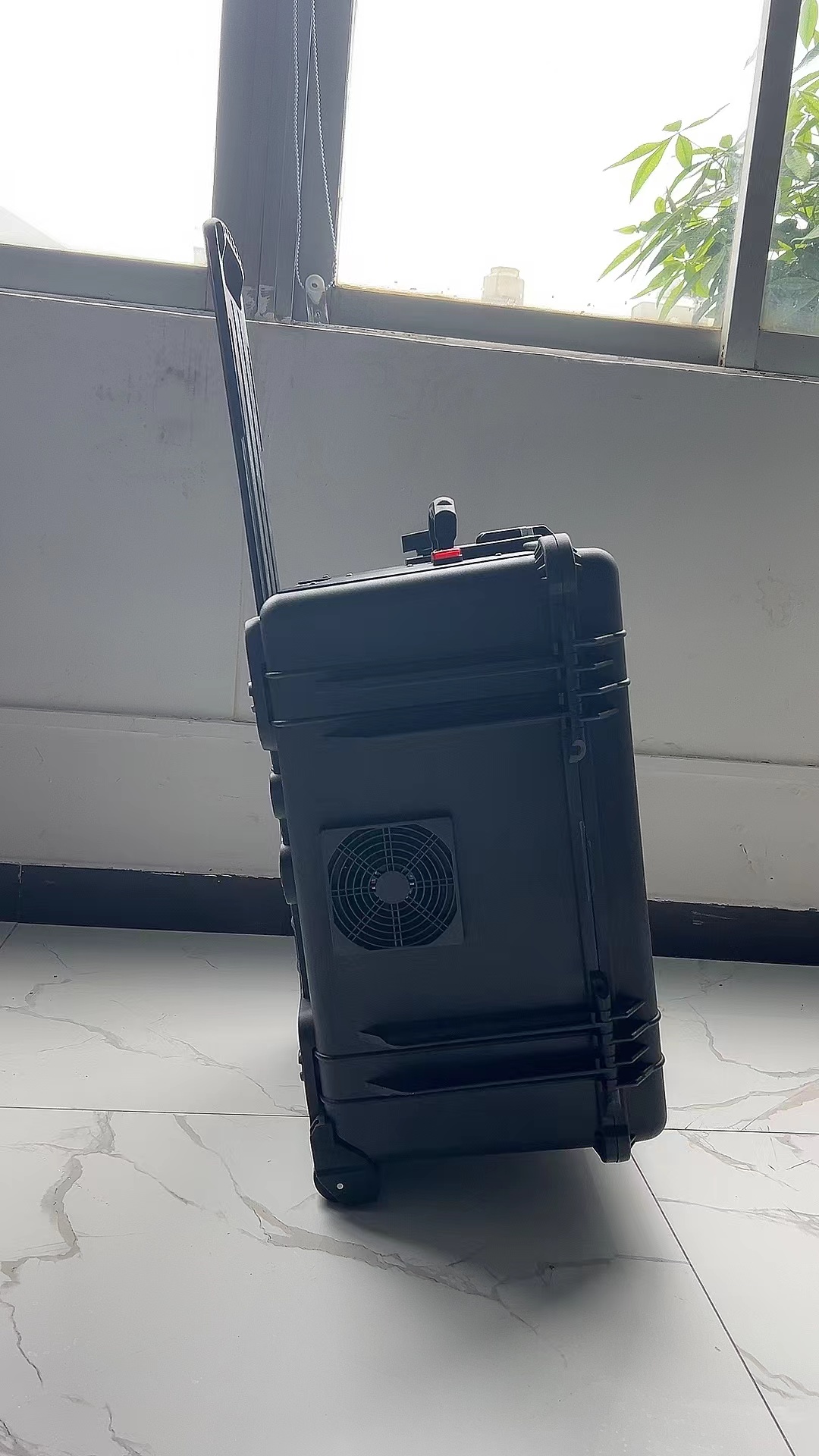 蓝山手拉箱型移动通信干扰器